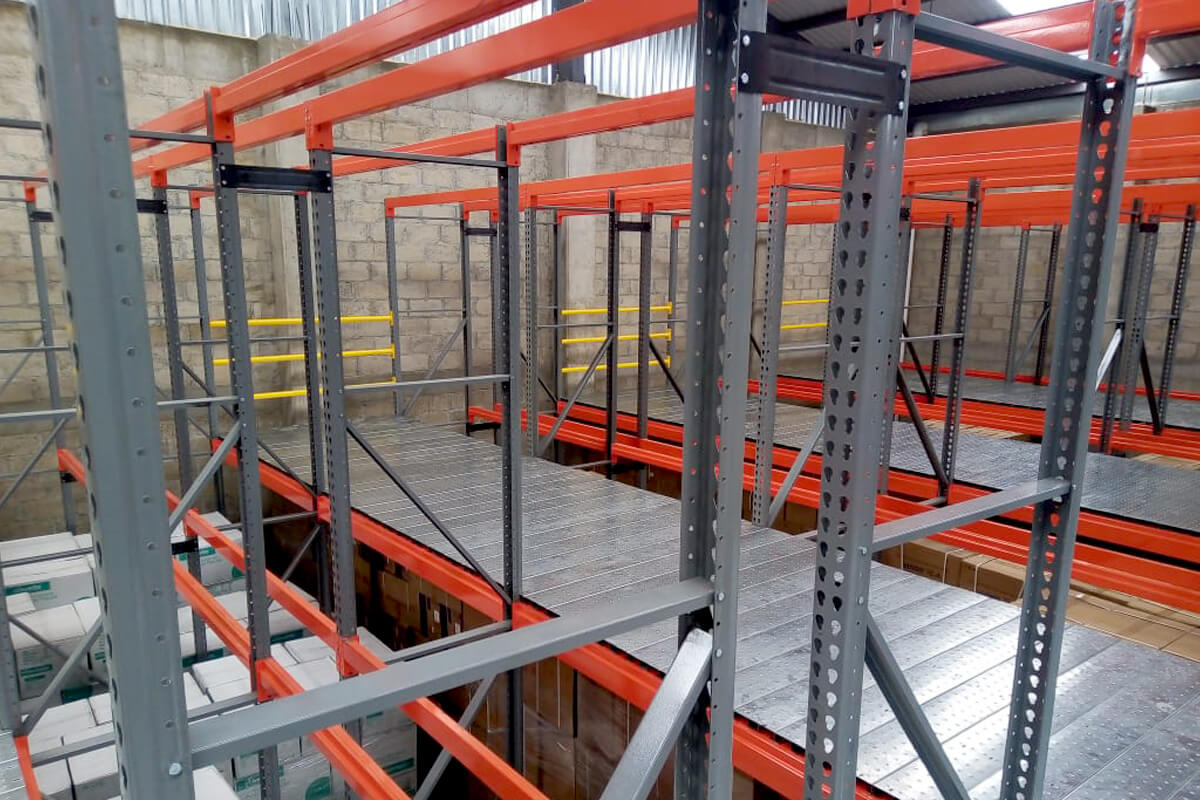 Rack multinivel con pasillos elevados transitables
