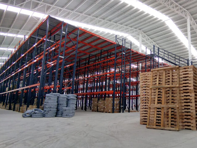 Entrepiso industrial tipo mezzanine para duplicar la superficie de almacén