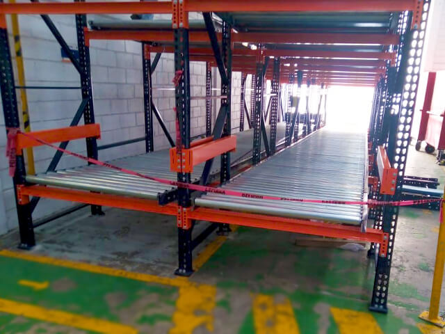 Racks dinámicos por gravedad con gestión FIFO