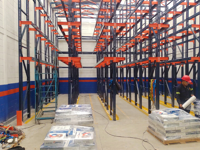 Racks drive-in para almacenaje compacto de tarimas de alta densidad